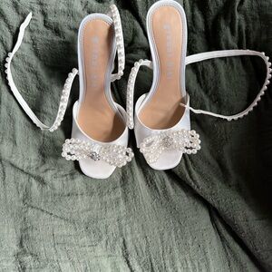 Gianni Bini White Pearl Bow Heels